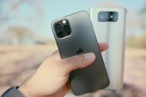 Comparação de design e tela: iPhone 13 VS Asus Zenfone 8 Flip