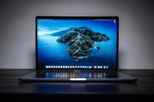 MacBook Pro VS Asus ROG Zephyrus S GX701: Qual é o melhor notebook para jogos?