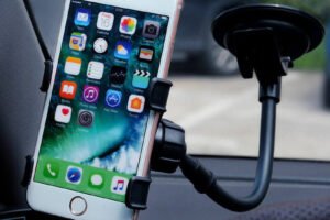 Celular Apple com suporte para carro